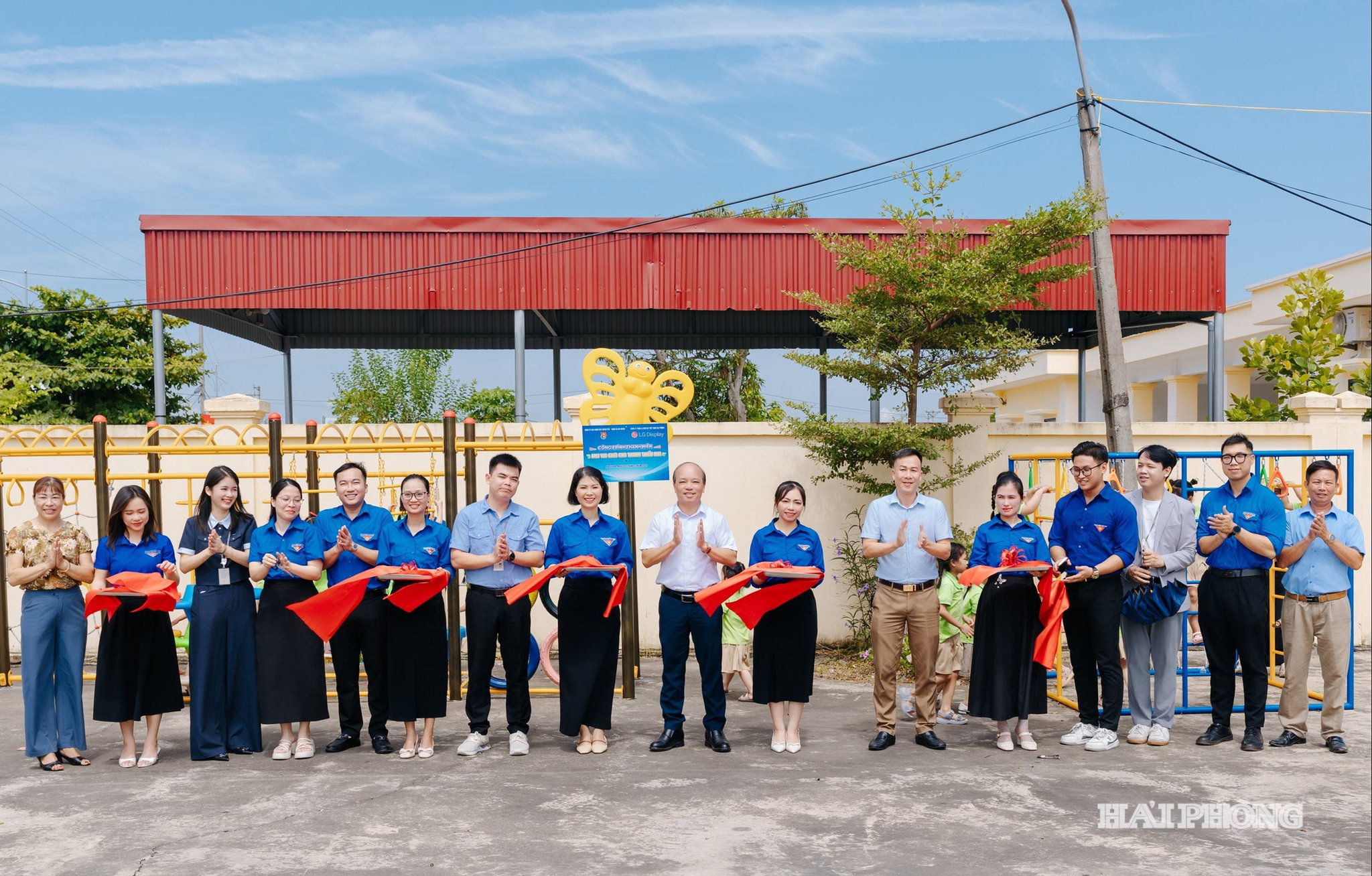 Các đại biểu cắt băng khánh thành công trình.