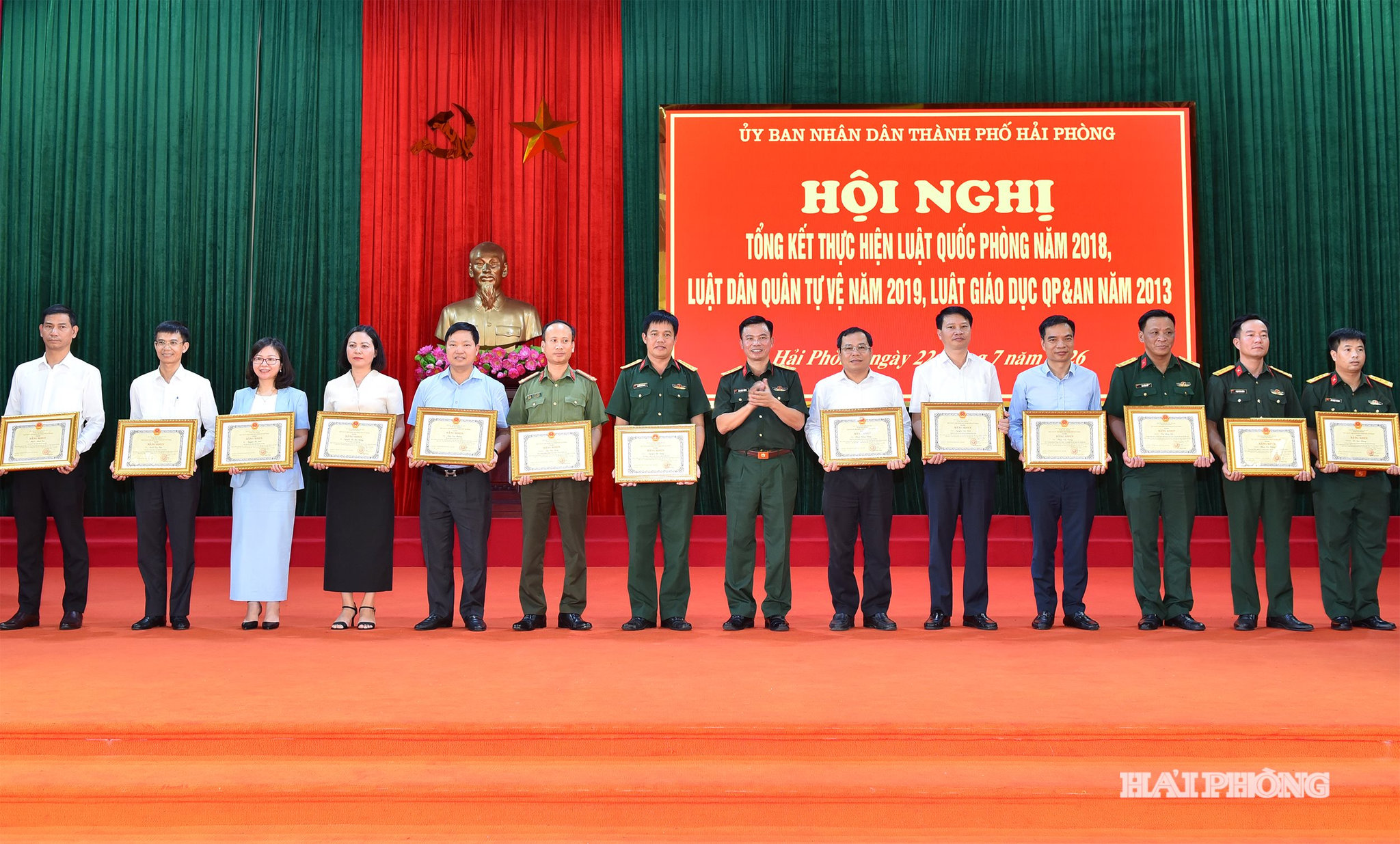 Đại tá Bùi Xuân Thắng, Ủy viên Ban Thường vụ Thành ủy, Chỉ huy trưởng Bộ Chỉ huy quân sự thành phố trao bằng khen tặng các cá nhân có thành tích xuất sắc.