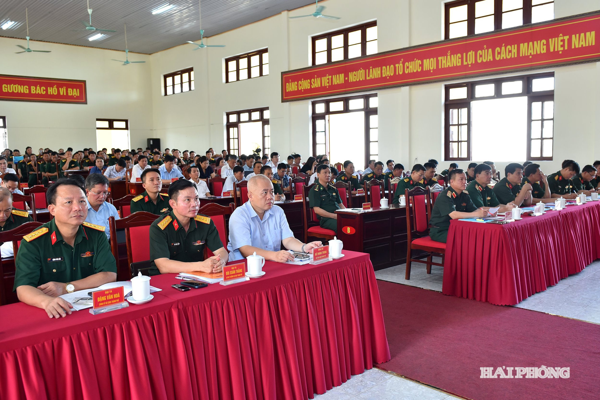 Đồng chí Đỗ Thành Trung, Phó Bí thư Thành uỷ, Chủ tịch UBND thành phố cùng các đại biểu dự hội nghị.