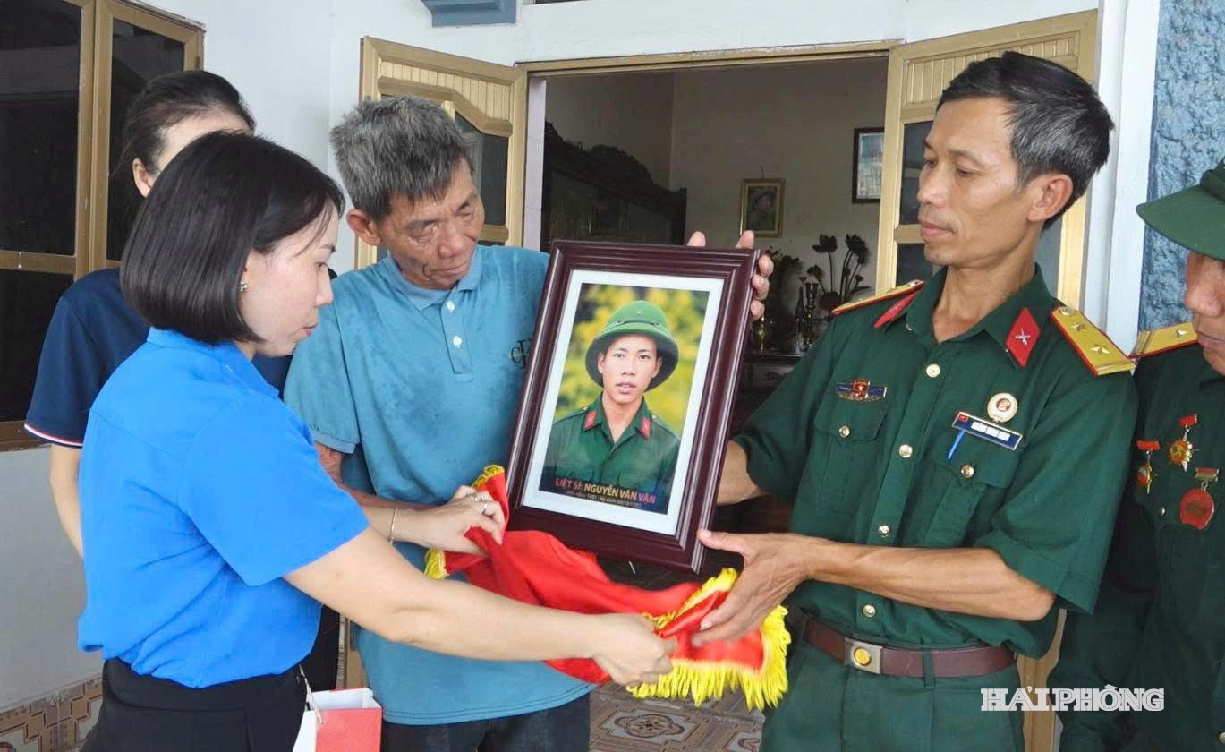 trao-anh-liet-si.jpg