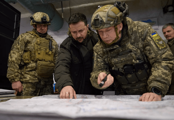 Tướng Oleksandr Syrsky (người cầm bút chỉ vào bản đồ) và Tổng thống Volodymyr Zelensky họp bàn về tình hình chiến sự. Ảnh: Văn phòng Tổng thống Ukraine