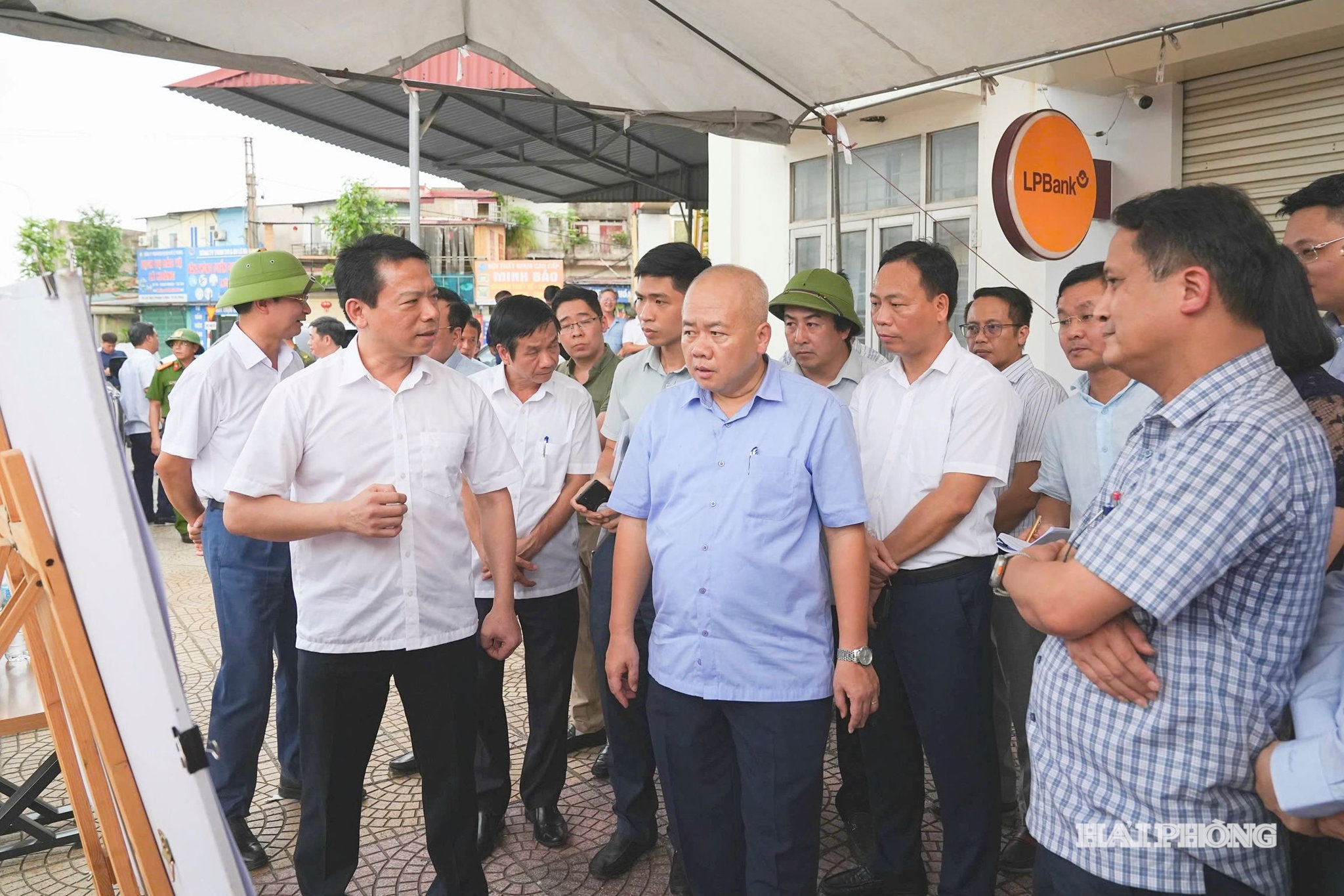 Đồng chí Đỗ Thành Trung, Phó Bí thư Thành ủy, Chủ tịch UBND thành phố kiểm tra tiến độ triển khai Dự án đầu tư xây dựng đường gom dọc Quốc lộ 5 phải tuyến từ ngã tư Ghẽ đi ngã tư Lai Cách.