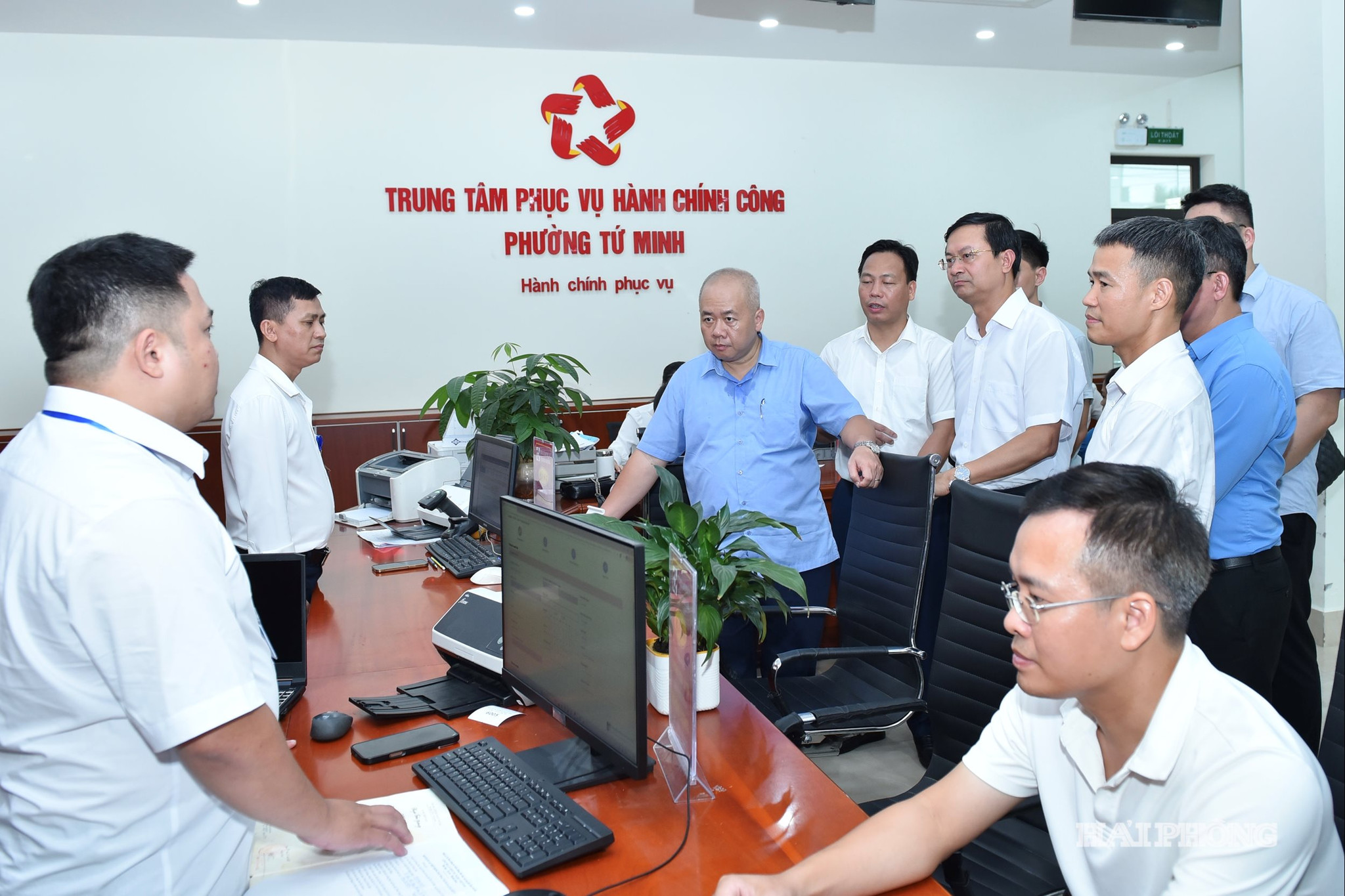 Đồng chí Đỗ Thành Trung, Phó Bí thư Thành ủy, Chủ tịch UBND thành phố kiểm tra tình hình hoạt động tại Trung tâm phục vụ hành chính công phường Tứ Minh.
