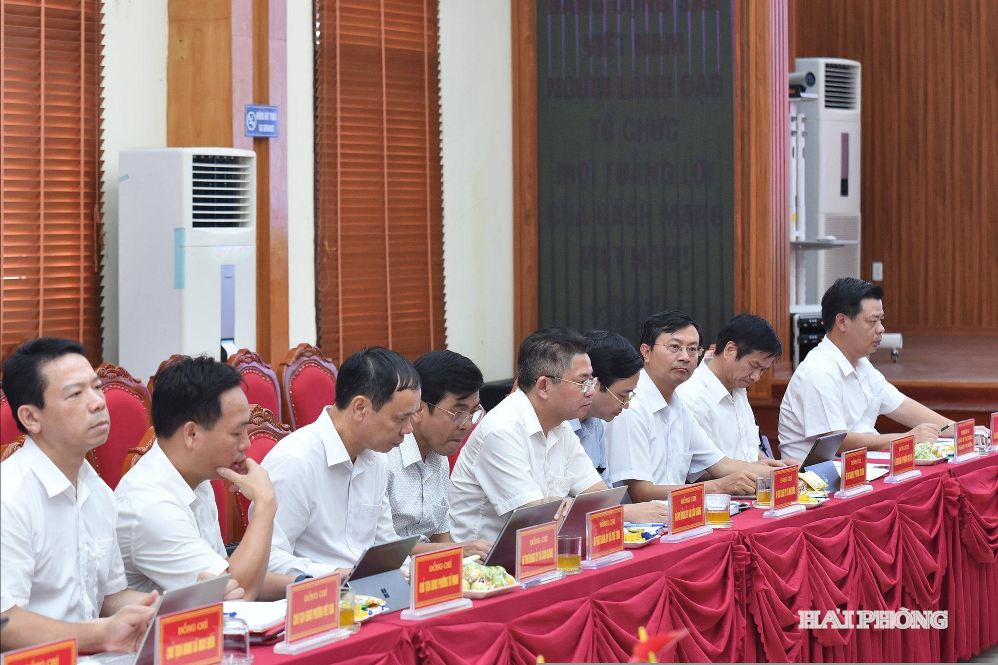Các đại biểu dự cuộc làm việc.