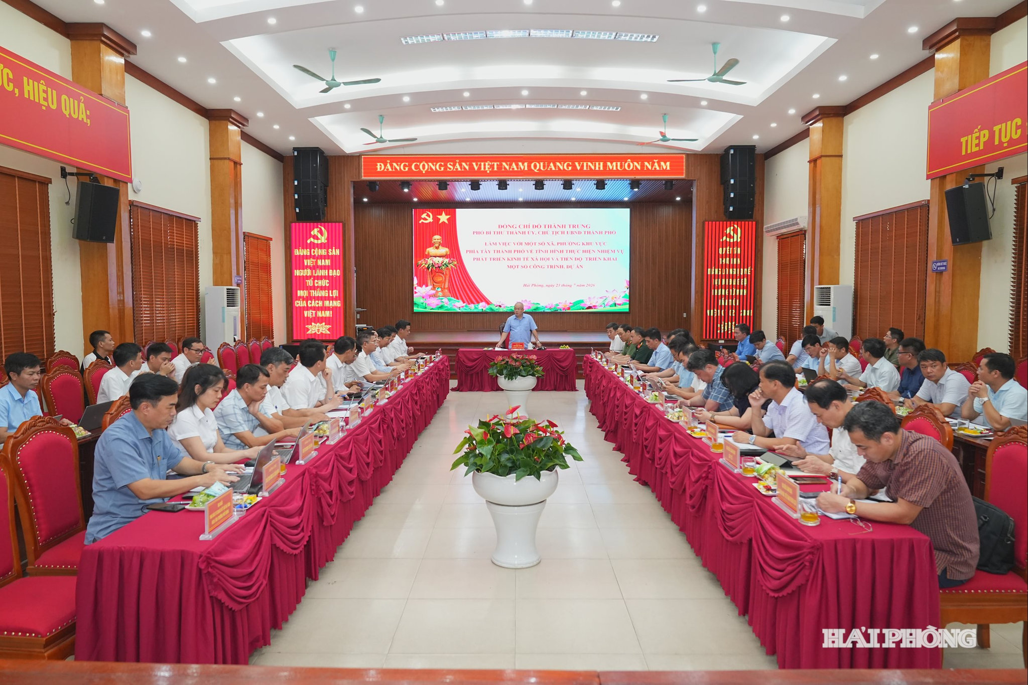 Đồng chí Đỗ Thành Trung, Phó Bí thư Thành ủy, Chủ tịch UBND thành phố phát biểu kết luận cuộc làm việc.