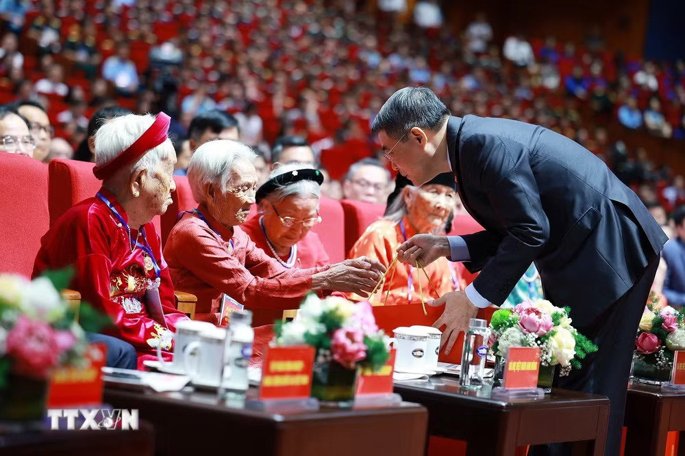 ttxvn-thu-tuong-du-hoi-nghi-tri-an-nguoi-co-cong-voi-cach-mang-toan-quoc-nam-2026-9.jpg