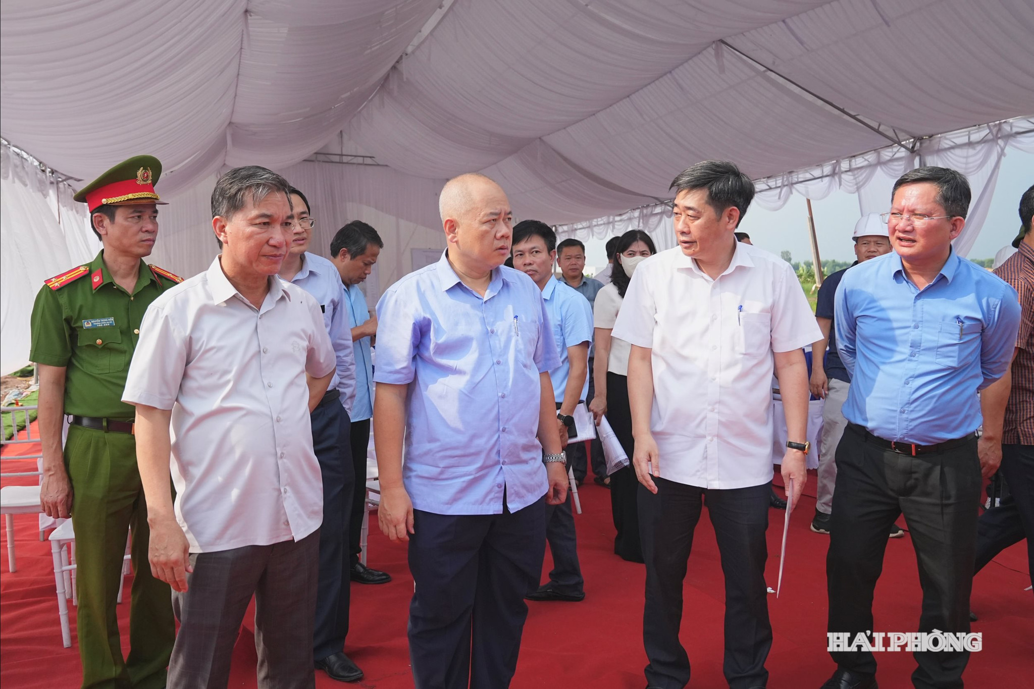 Đồng chí Đỗ Thành Trung, Phó Bí thư Thành ủy, Chủ tịch UBND thành phố kiểm tra tiến độ triển khai dự án Khu công nghiệp Tân Trường mở rộng (xã Mao Điền).