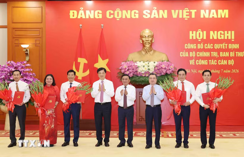 Đồng chí Trần Cẩm Tú, Ủy viên Bộ Chính trị, Thường trực Ban Bí thư trao Quyết định của Bộ Chính trị, Ban Bí thư về công tác cán bộ. (Ảnh: Phương Hoa/TTXVN)