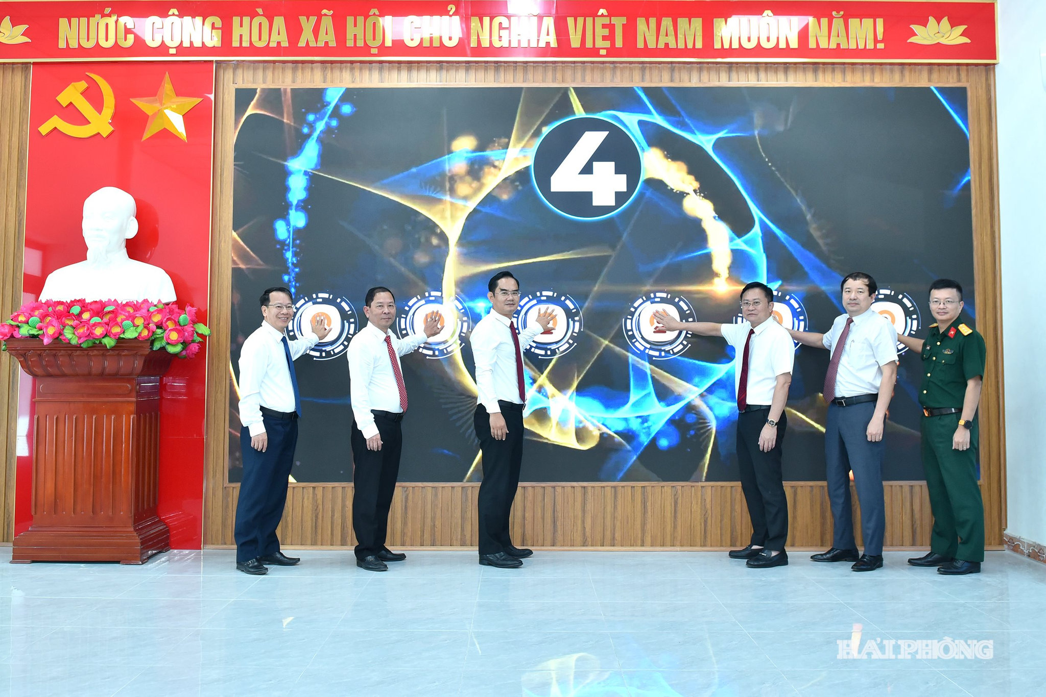 Các đại biểu thực hiện nghi thức ra mắt mô hình thí điểm Q- Cabinet (nến tảng phòng họp không giấy tờ) .