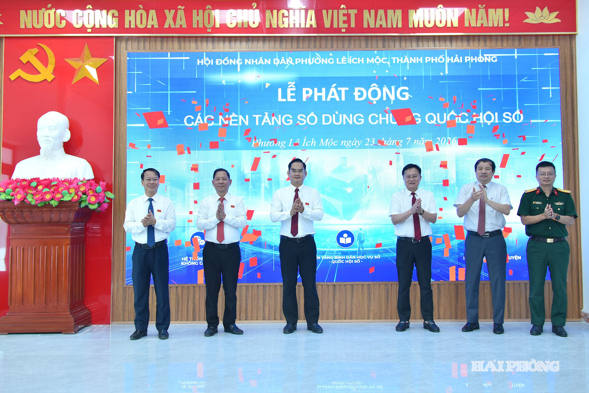 Các đại biểu thực hiện nghi thức ra mắt mô hình thí điểm Q- Cabinet (nến tảng phòng họp không giấy tờ) .