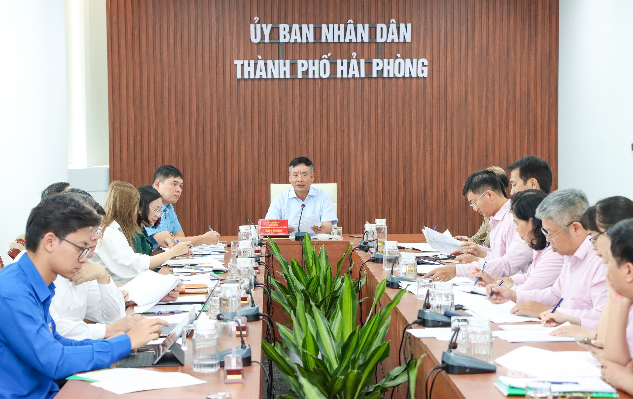 Đồng chí Trần Văn Quân, Phó Chủ tịch UBND thành phố, Trưởng ban đại diện HĐQT chủ trì cuộc làm việc