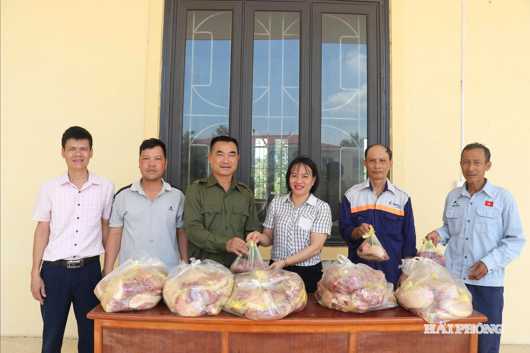 tang-qua-gia-dinh-chinh-sach.jpg