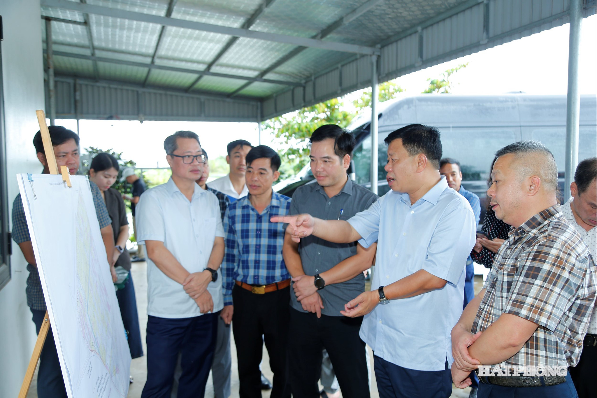Đồng chúa Lê Trung Kiên, Phó chủ tịch UBND thành phố kiểm tra tiến độ thực hiện Dự án Khu công nghiệp Sân bay TIên Lãng (xã Chấn Hưng):