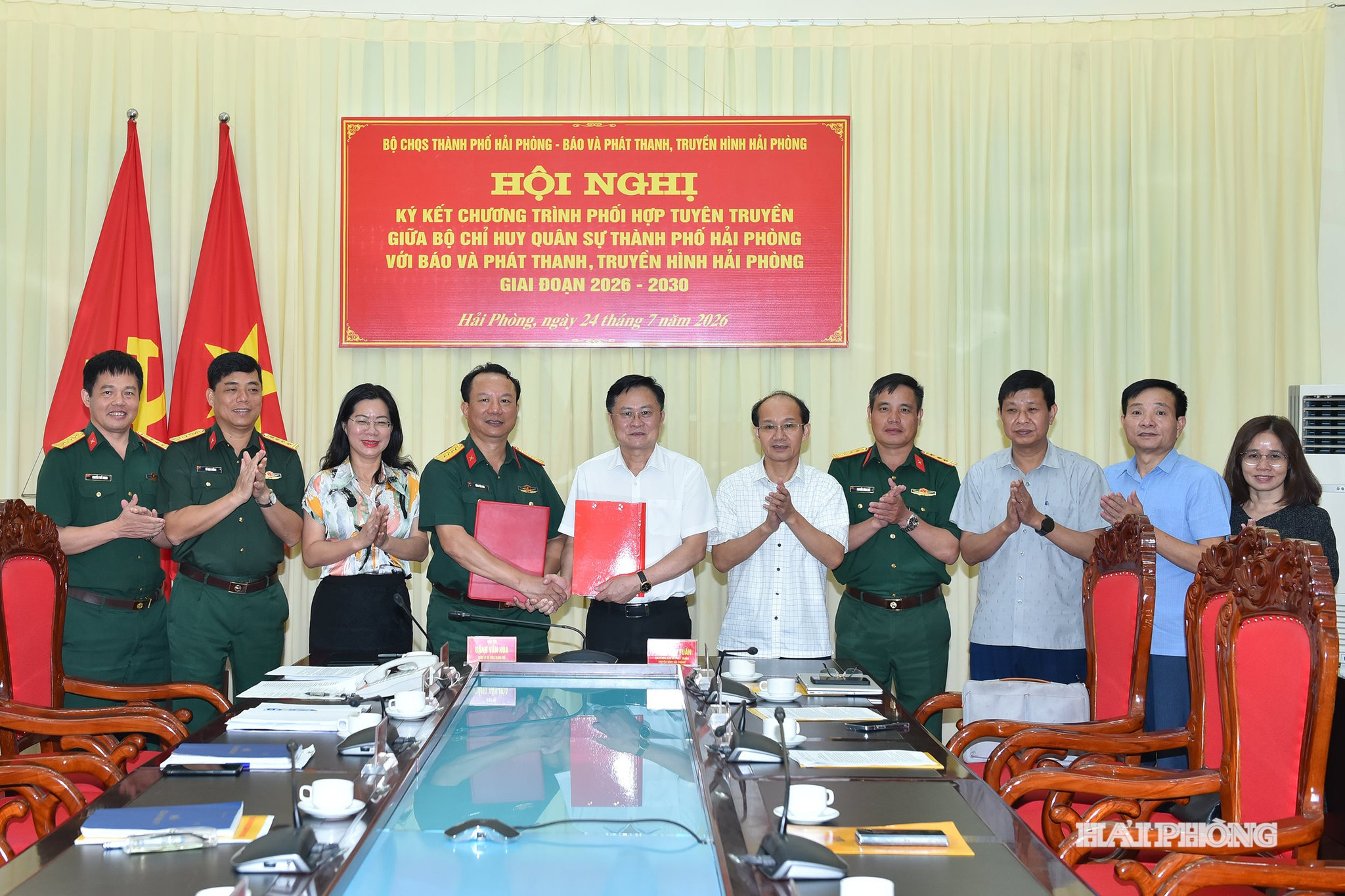 Các đại biểu chứng kiến ký kết chương trình phối hợp tuyên truyền.