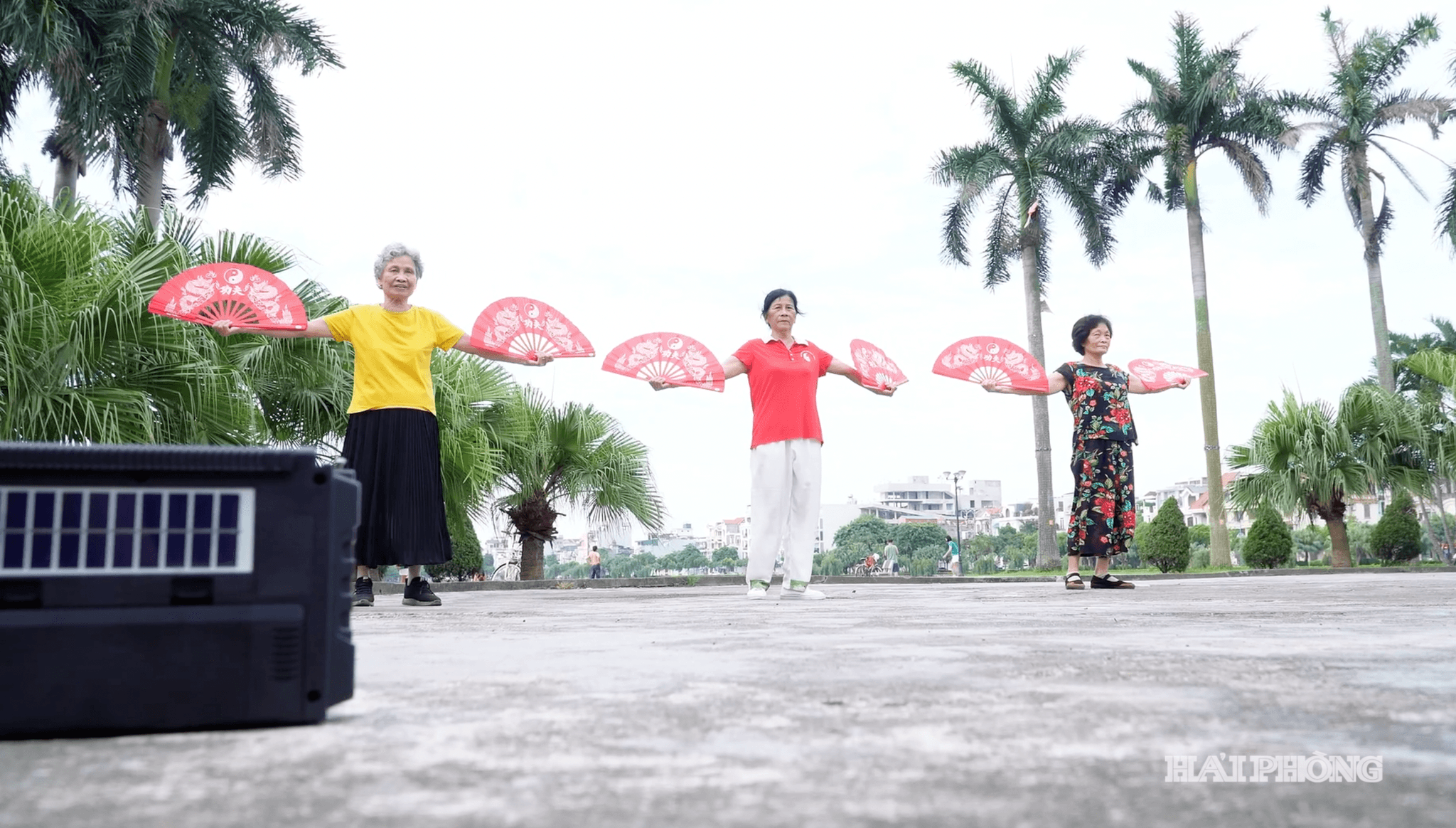Không gian công viên vang tiếng nhạc từ những bài tập múa quạt, dân vũ của người cao tuổi.