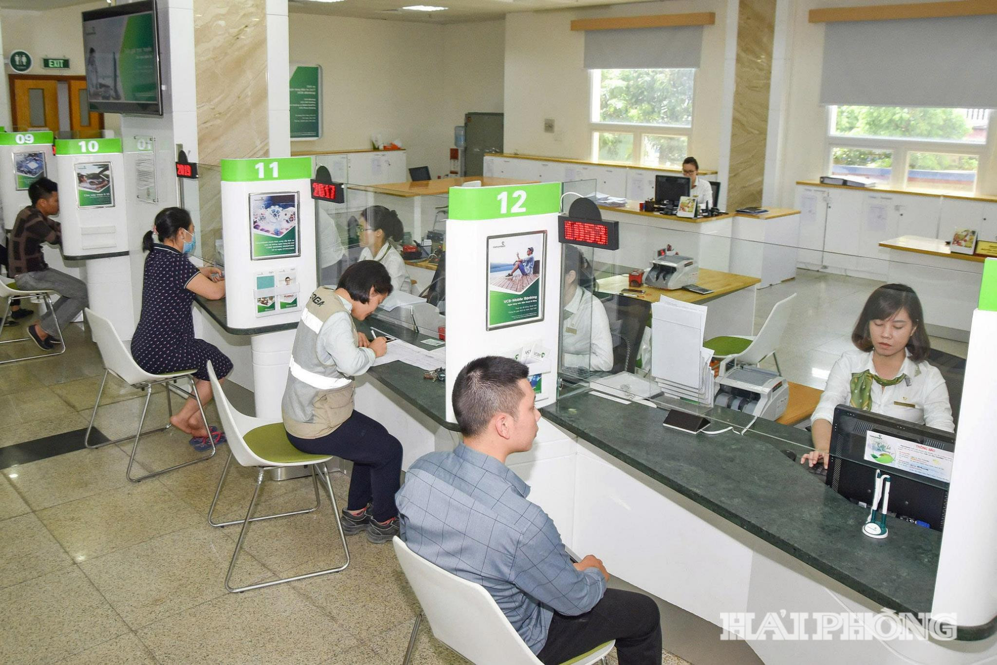 Khách hàng giao dịch tại Vietcombank Chi nhánh Nam Hải Phòng. Ảnh: TRUNG KIÊN