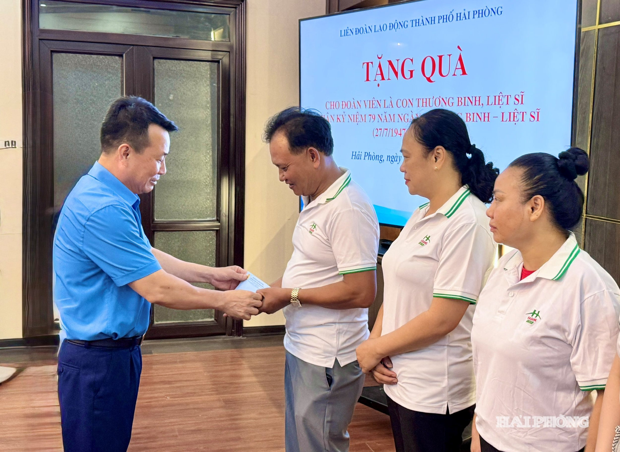 Lãnh đạo Liên đoàn Lao động thành phố trao quà tặng đoàn viên công đoàn Công ty CP Tập đoàn du lịch Hải Đăng.