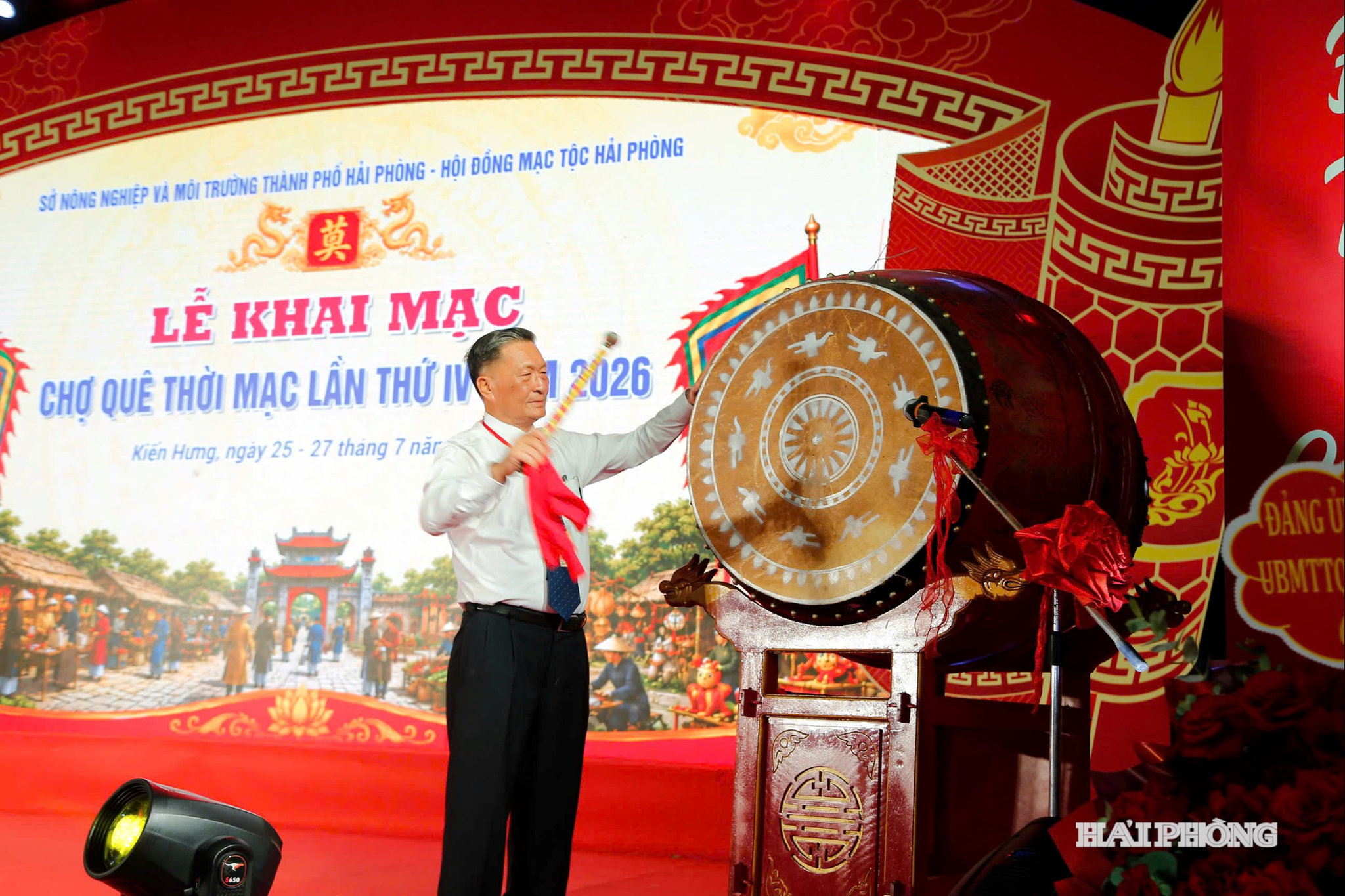 Đánh trống khai mạc