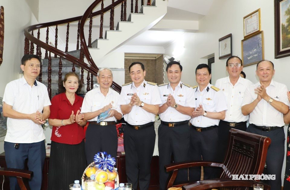 hai-quan-tang-qua.jpg