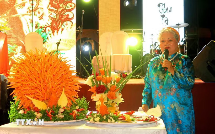 Nghệ nhân nhân dân Tôn Nữ Thị Hà giới thiệu về món nem công, chả phượng xứ Huế. (Ảnh: Tường Vi/TTXVN)