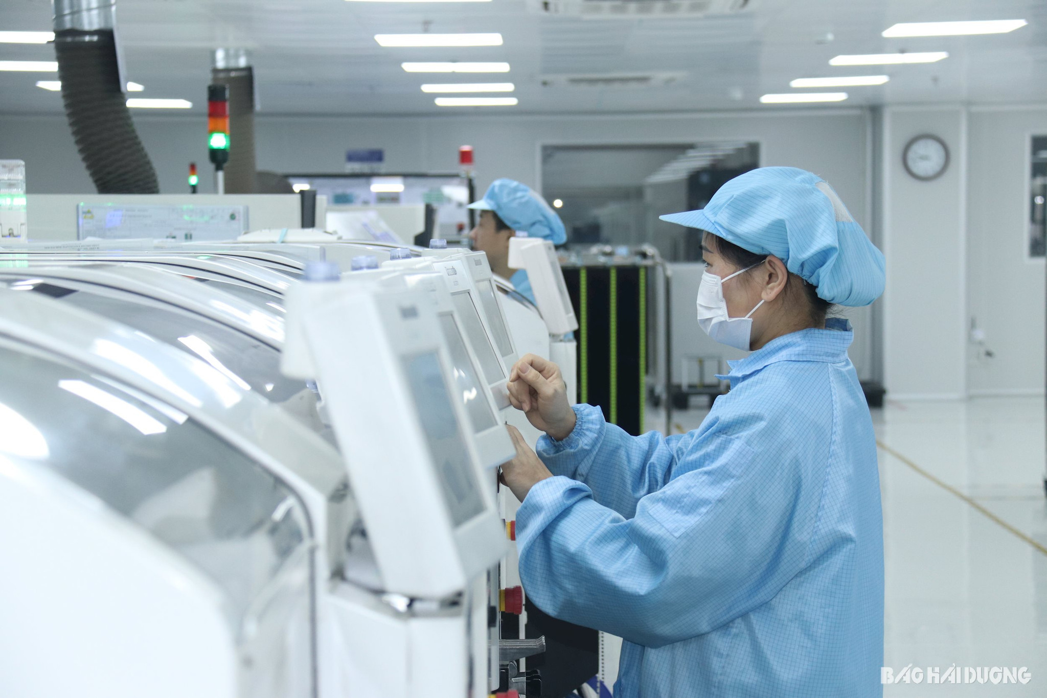 nha-may-eastech.jpg