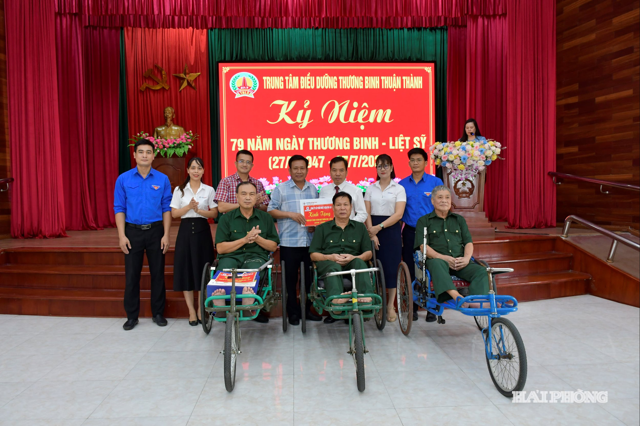 tang-qua-thuong-binh.jpg