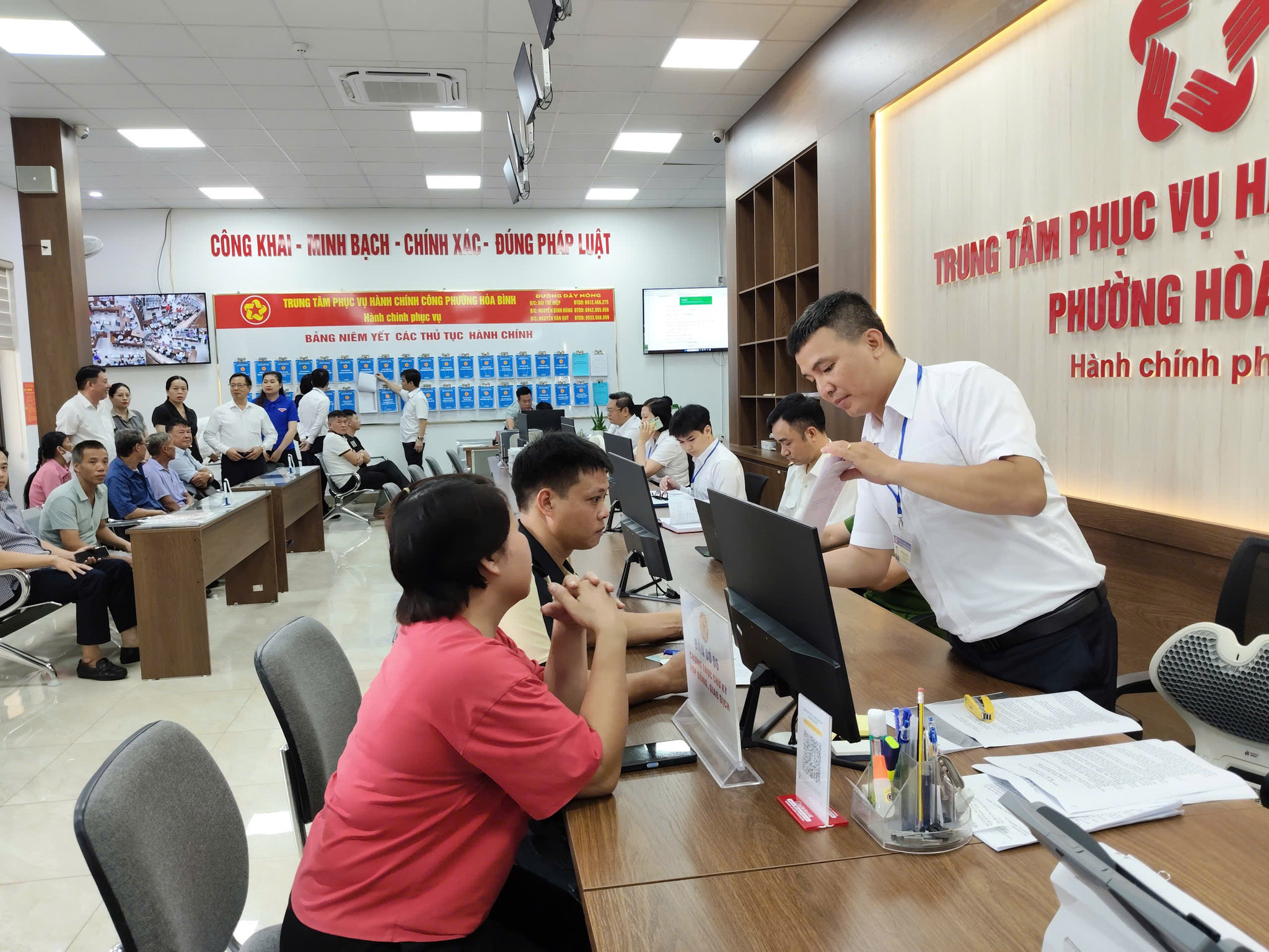 Ảnh báo in: Anh Tô Văn Huân (ngoài cùng bên phải), phường Hòa Bình vui mừng đón nhận khi HĐND thành phố đã ban hành Nghị quyết số 26 về quy định chính sách hỗ trợ đối với công chức, viên chức làm việc tại bộ phận 