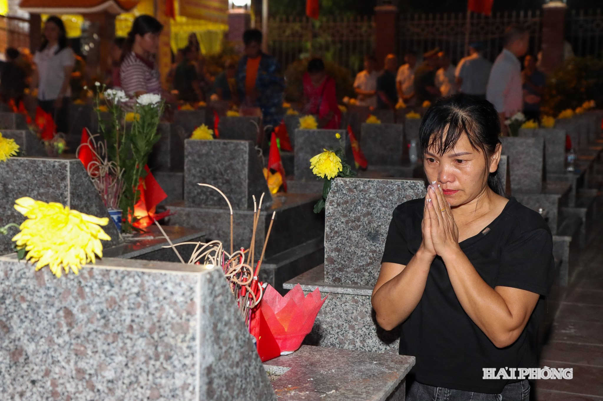 Thân nhân các liệt sĩ thắp hương tại nghĩa trang phường