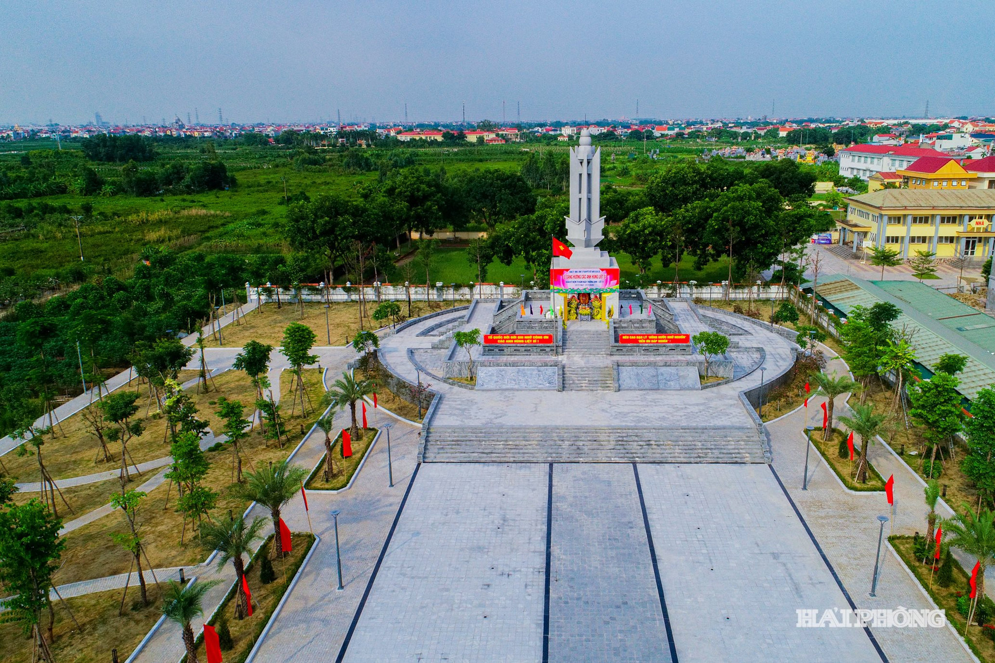 Nhân kỷ niệm 79 năm Ngày Thương binh - Liệt sĩ (27/7/1947 - 27/7/2026), các cấp, ngành và địa phương trên địa bàn thành phố Hải Phòng đã triển khai nhiều hoạt động thiết thực, huy động nguồn lực chăm lo gia đình chính sách, người có công với cách mạng. Trong dịp này, nhiều công trình, phần việc tri ân được hoàn thành và đưa vào sử dụng. Trong ảnh: Công trình cải tạo, nâng cấp Đài tưởng niệm liệt sĩ xã Gia Lộc với tổng mức đầu tư gần 27 tỷ đồng.