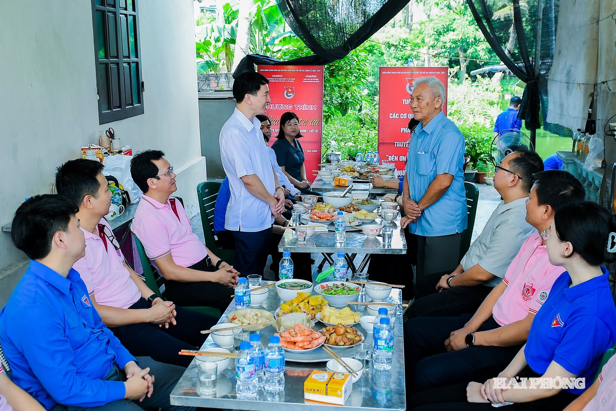 Nhiều hoạt động ý nghĩa, giàu tính nhân văn được triển khai. Đoàn Thanh niên Các cơ quan Đảng thành phố tổ chức “Bữa cơm tri ân” tại gia đình ông Trần Văn Dỉnh, thương binh ở phường Nguyễn Đại Năng.