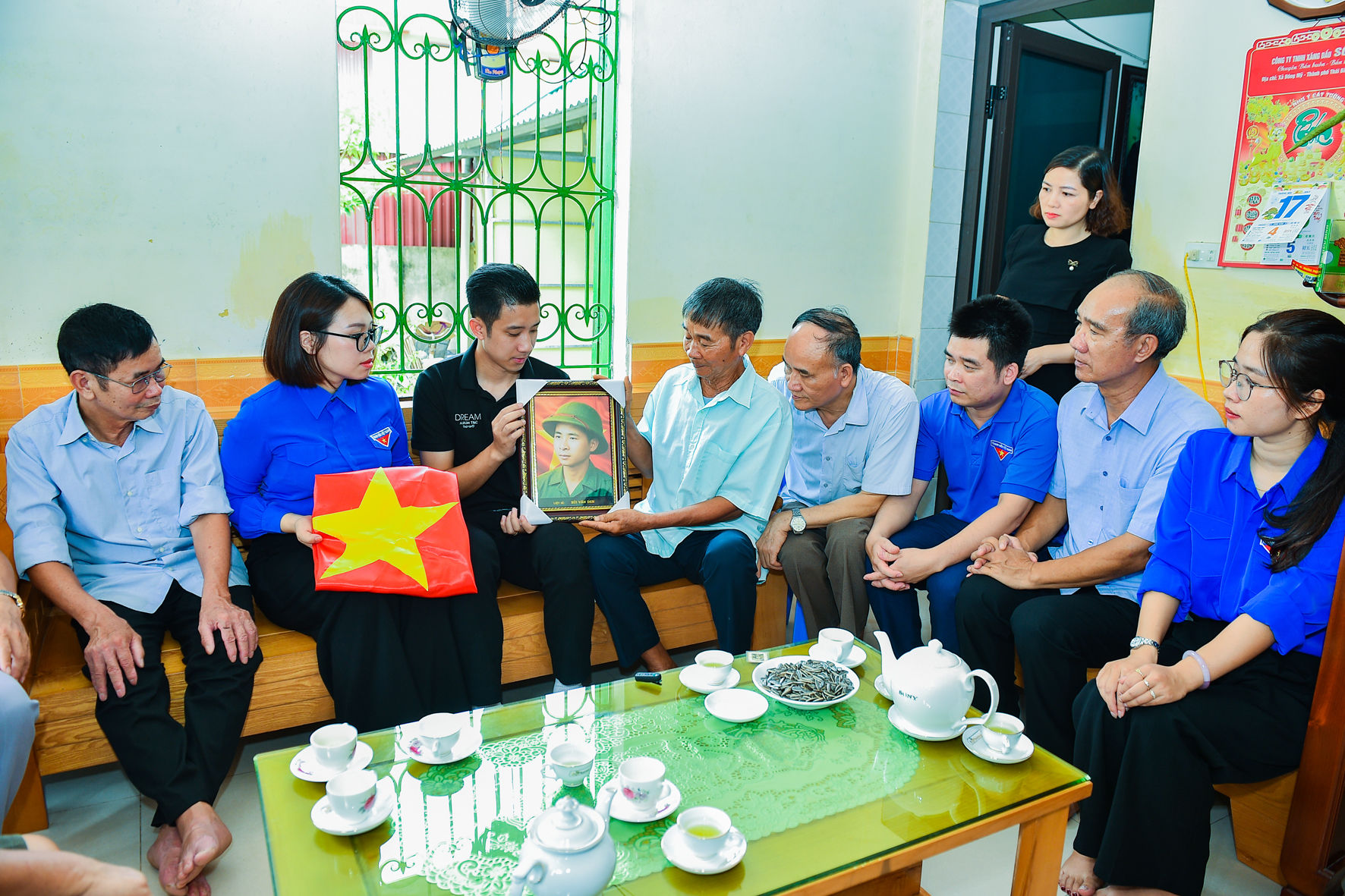 Thành đoàn Hải Phòng phối hợp với Trường Cao đẳng FPT Polytechnic Hải Phòng triển khai Đề án “Câu chuyện thời hoa lửa”, trao tặng 400 di ảnh liệt sĩ phục dựng cho thân nhân trên địa bàn thành phố.