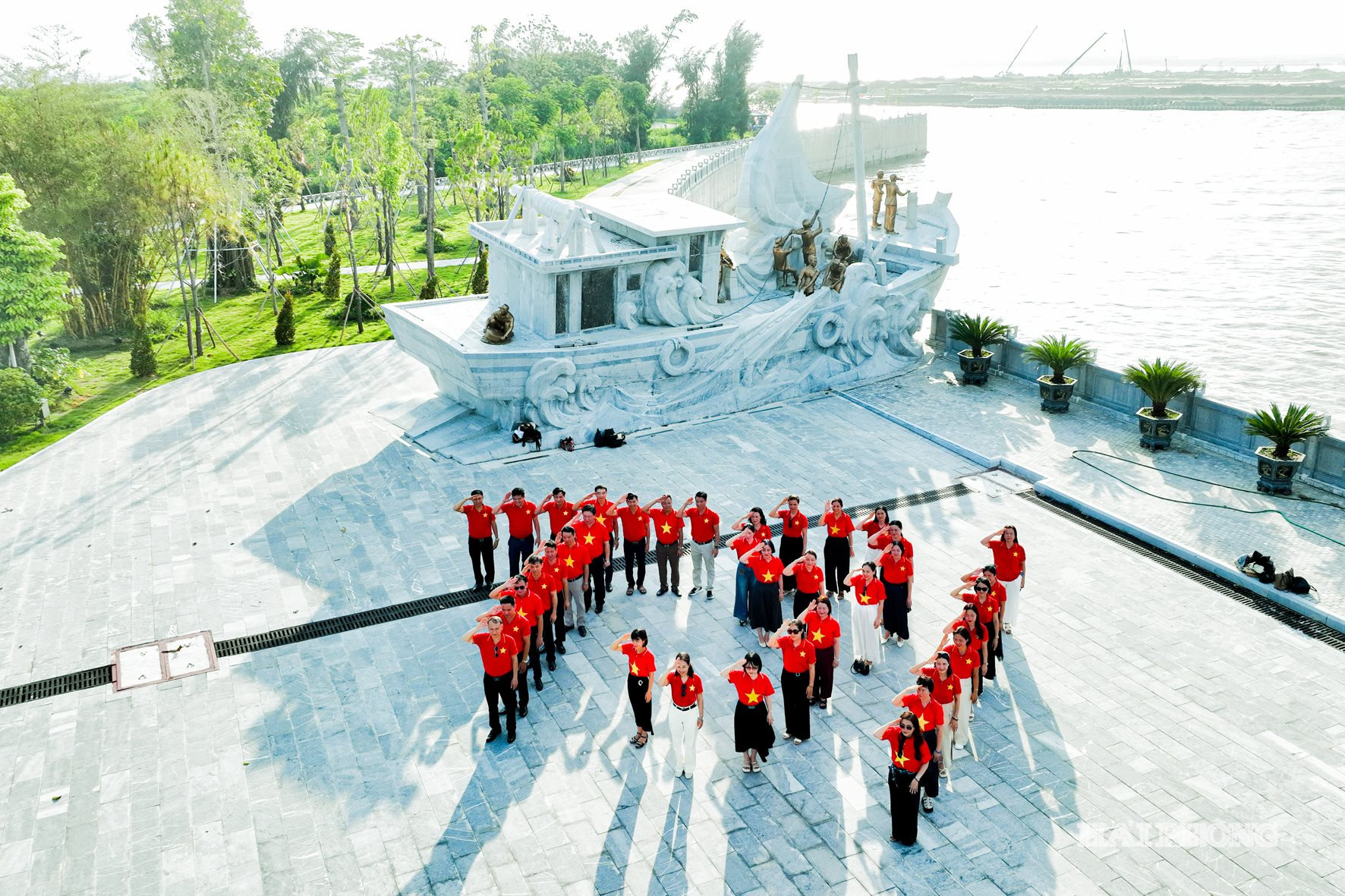 Tại khu di tích Bến K15 (phường Đồ Sơn), nhiều tổ chức, cá nhân đến dâng hương, tưởng niệm trong những ngày tháng 7.
