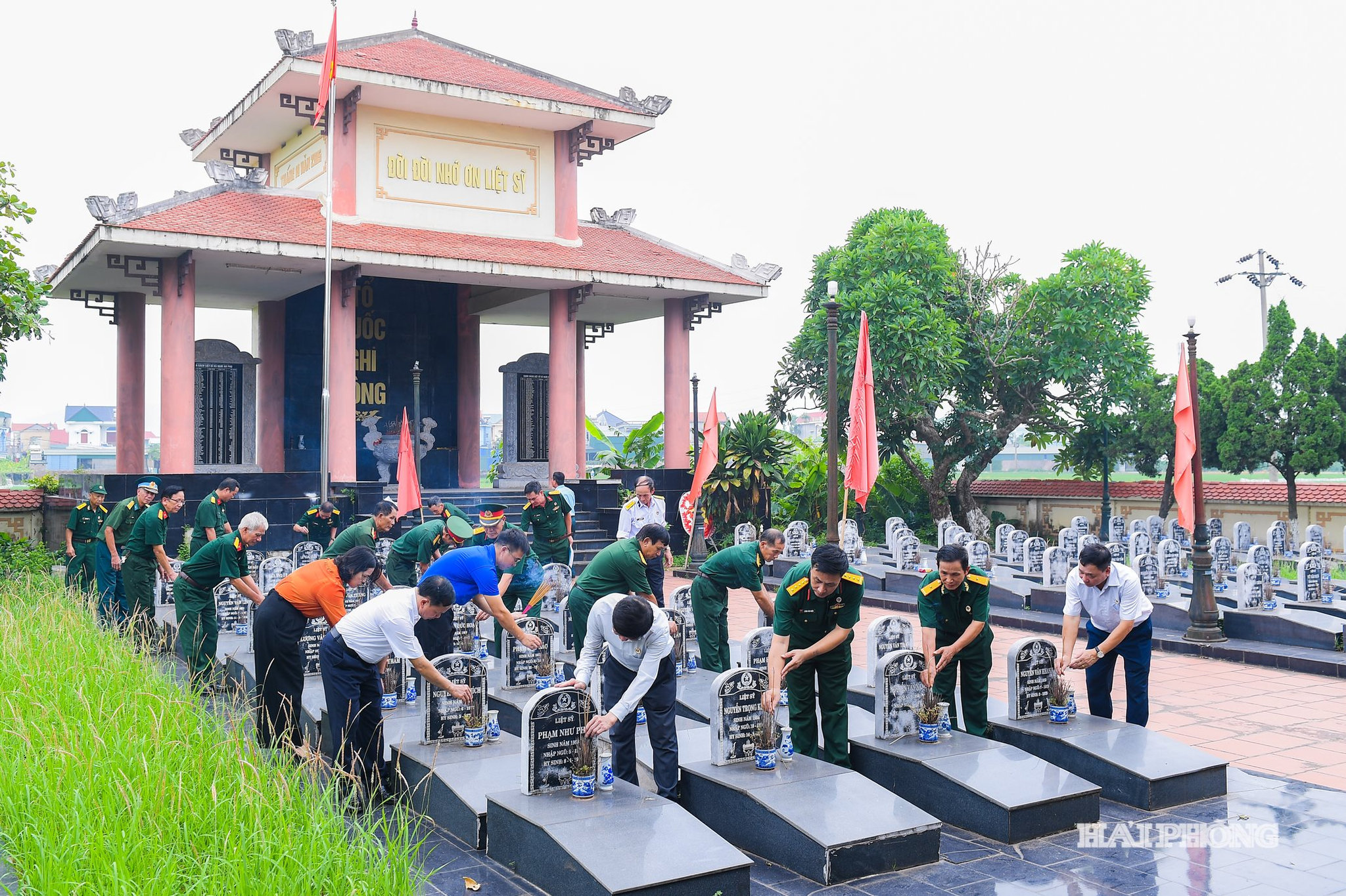 Các hoạt động tri ân, chăm sóc đời sống tinh thần cũng được tổ chức rộng khắp. Đảng ủy, HĐND, UBND, Ban Chỉ huy quân sự và các đoàn thể xã Nam An Phụ tổ chức dâng hương, dâng hoa tưởng niệm các Anh hùng liệt sĩ, đồng thời ra quân dọn vệ sinh tại nghĩa trang liệt sĩ trên địa bàn.