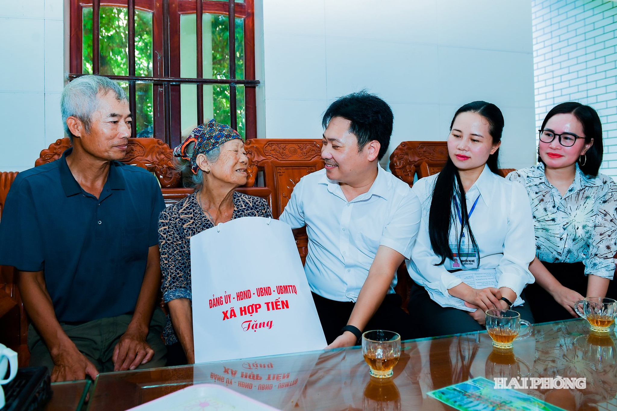 Các địa phương tổ chức thăm hỏi, tặng quà các gia đình chính sách, người có công. Lãnh đạo xã Hợp Tiến đã đến thăm, tặng quà bà Mạc Thị Huân (sinh năm 1942), vợ liệt sĩ tại thôn Mạc Đĩnh Chi. Những hoạt động thiết thực, ý nghĩa trong dịp 27/7 thể hiện đạo lý “Uống nước nhớ nguồn”, sự tri ân sâu sắc của Đảng bộ, chính quyền và nhân dân Hải Phòng đối với các Anh hùng liệt sĩ, thương binh, bệnh binh và người có công với cách mạng.
