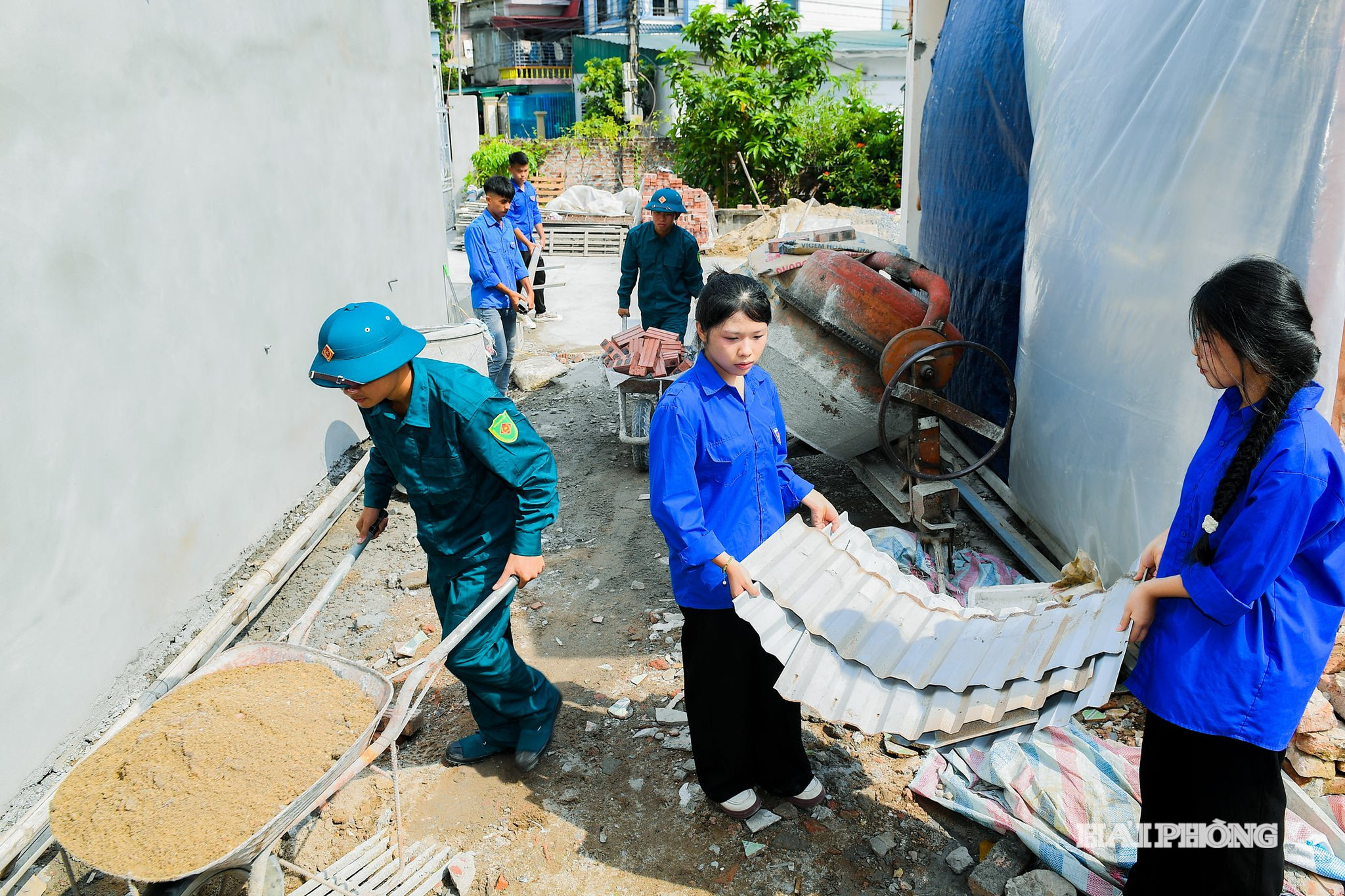 Nhiều địa phương tích cực hỗ trợ xây dựng nhà ở cho người có công. Tại phường Nam Đồng, Đảng ủy, HĐND, UBND, Ủy ban MTTQ và Ban Chỉ huy quân sự phường đã hỗ trợ 100 triệu đồng từ nguồn ngân sách Trung ương và thành phố, cùng 168 ngày công để xây dựng “Nhà tình nghĩa” cho gia đình anh Cao Văn Việt (sinh năm 1990 ở tổ dân phố Khánh Hội), nạn nhân chất độc hóa học.