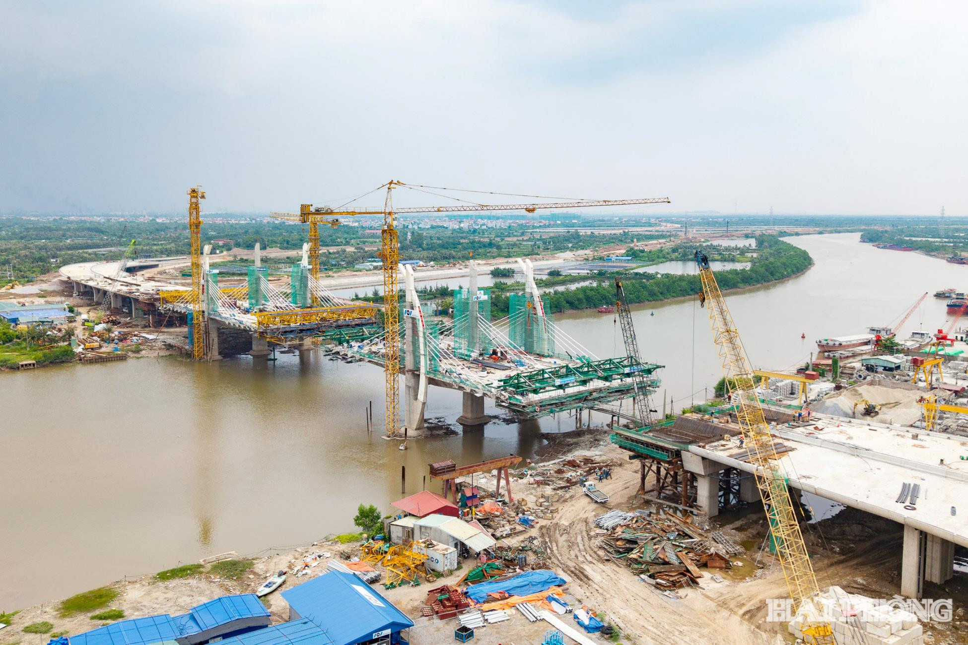 Cầu Hải Thành tăng tốc thi công. Ảnh: LÊ DŨNG