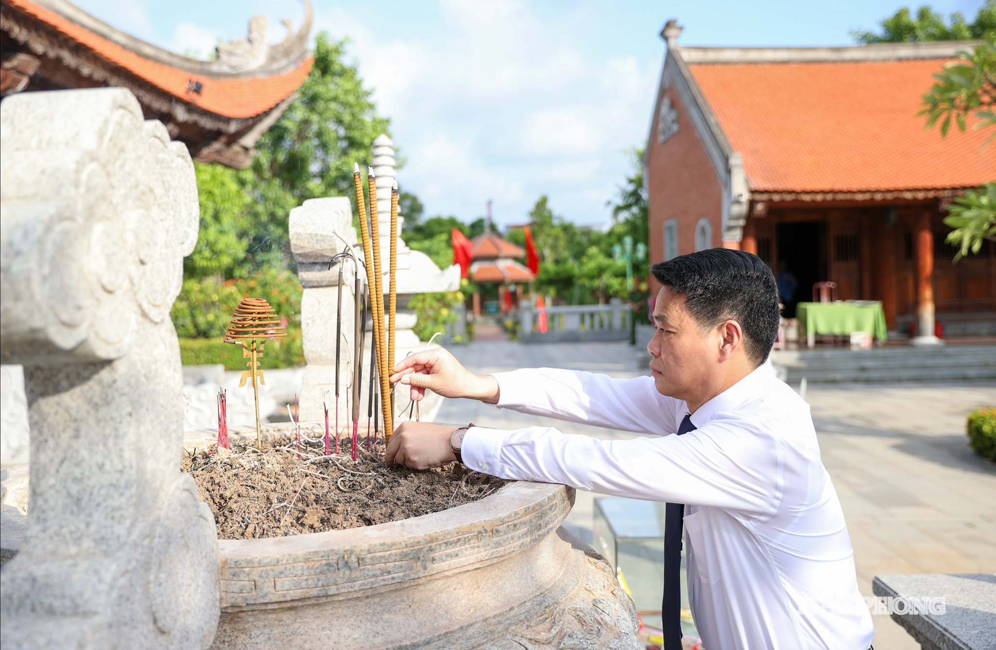 Đồng chí Lê Ngọc Châu, Uỷ viên Trung ương Đảng, Bí thư Thành uỷ, Trưởng đoàn Đại biểu Quốc hội thành phố Hải Phòng dâng hương