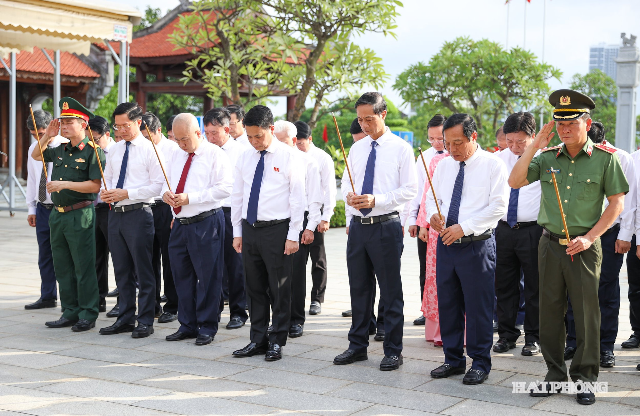 Các đồng chí lãnh đạo thành phố dành phút mặc niệm tưởng nhớ đồng chí Nguyễn Đức Cảnh