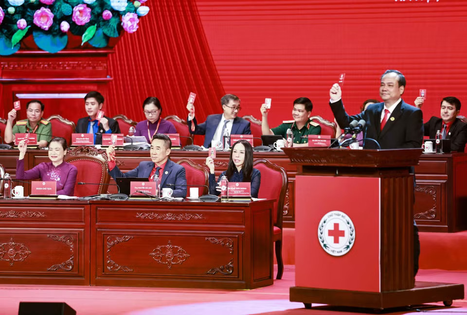 Đại biểu trong đoàn Chủ tịch điều hành đại hội tham gia biểu quyết. (Ảnh: Thanh Tùng/TTXVN)