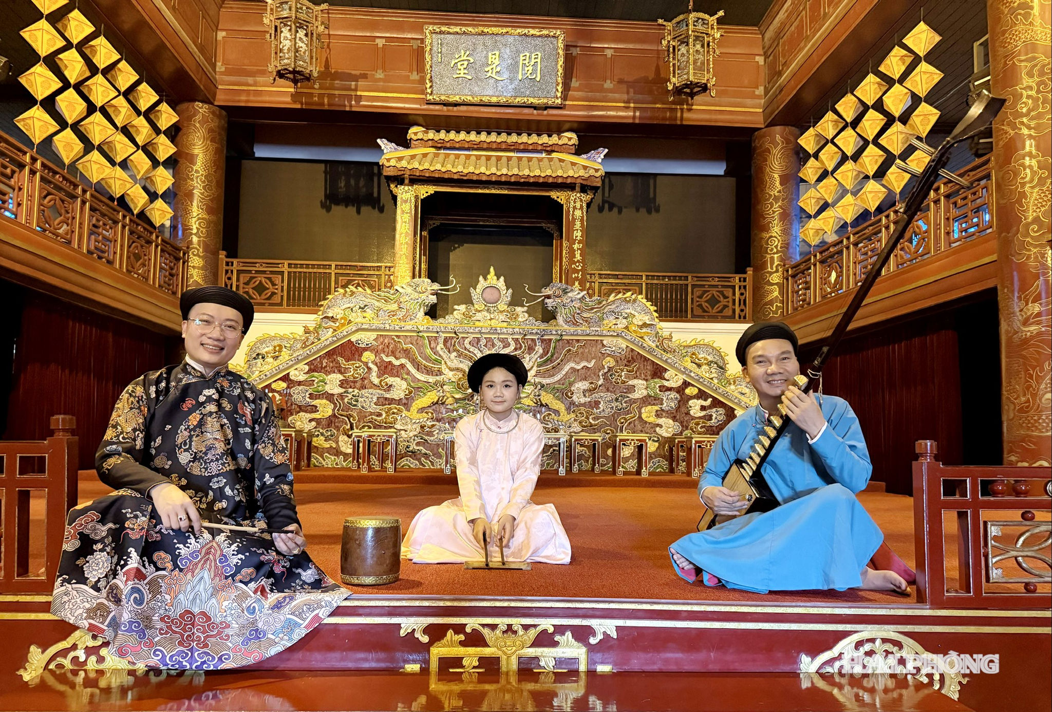 Trinh dien di san ao dai Hue