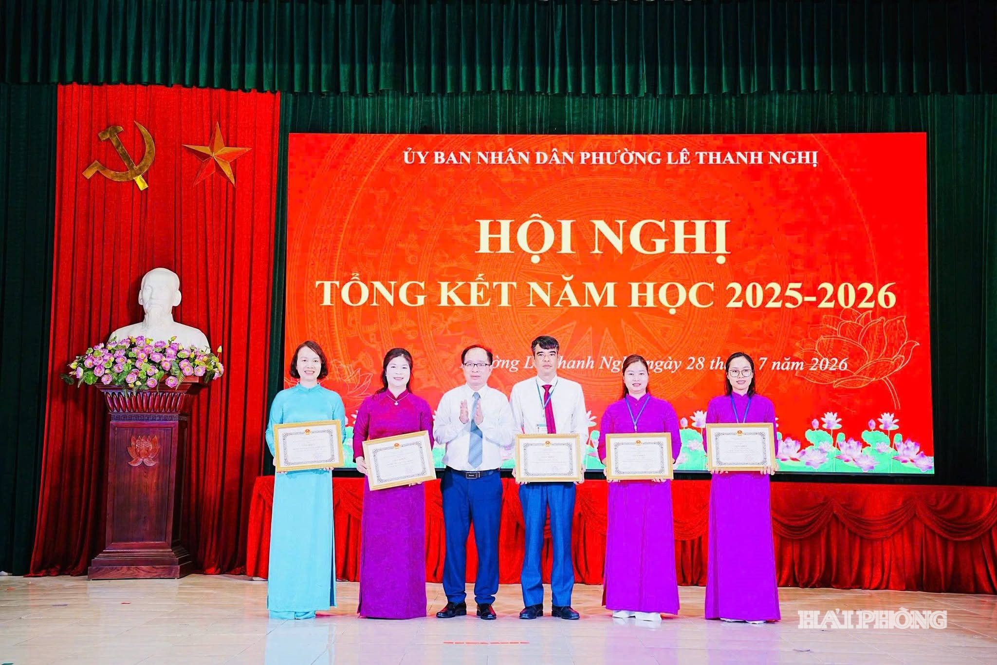 bi-thu-trao-giay-khen.jpg