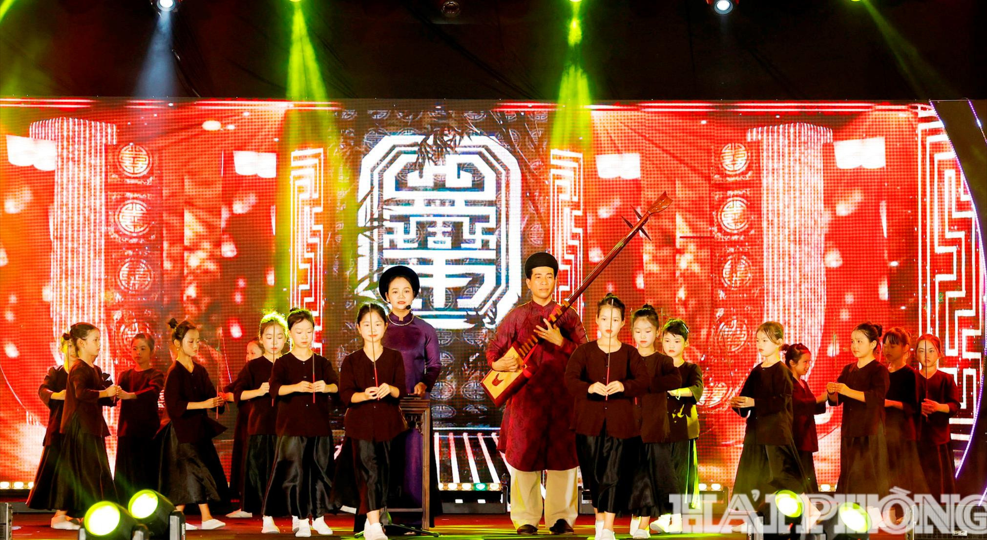 Việc gìn giữ và lan tỏa văn hóa truyền thống là điểm cộng của Hải Phòng khi phấn đấu trở thành viên của Mạng lưới các thành phố sáng tạo của UNESCO. Trong ảnh:...