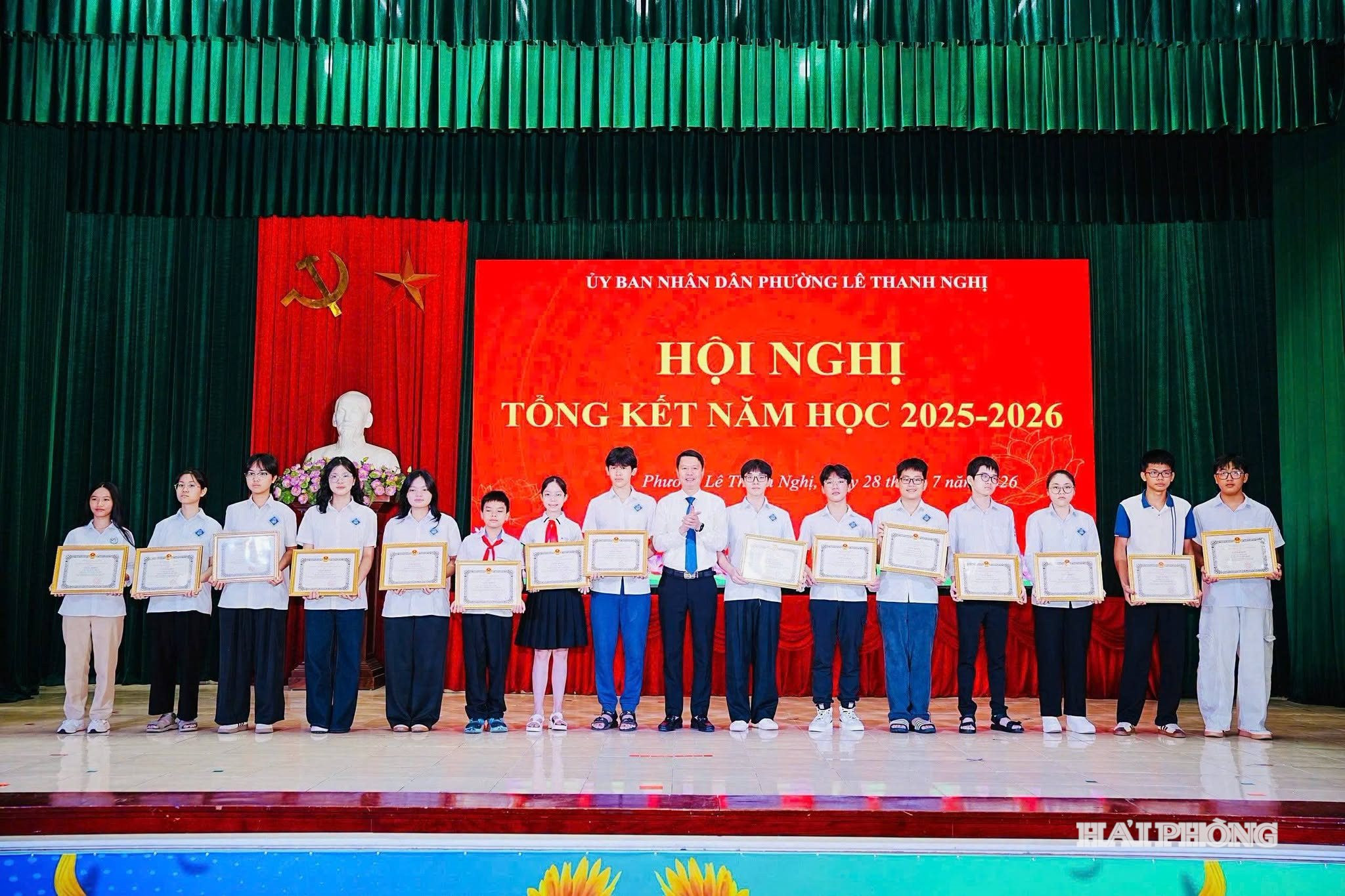 chu-tich-trao-giay-khen.jpg