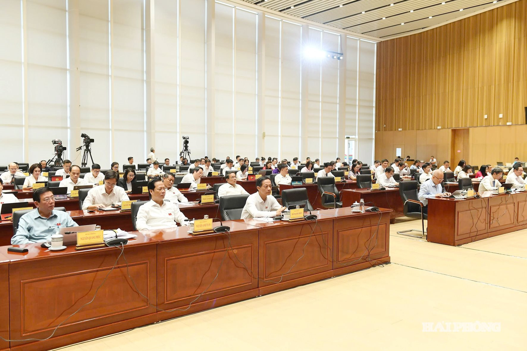 Các đại biểu dự phiên thảo luận tại hội trường, chất vấn và trả lời chất vấn.