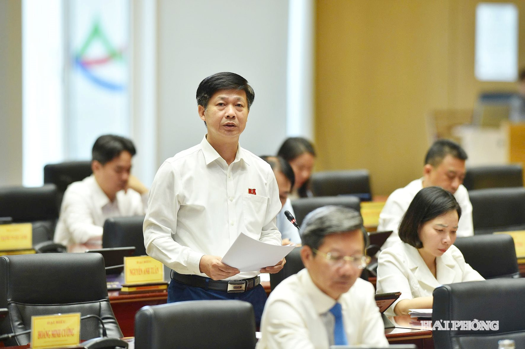 Đại biểu Hồ Ngọc Lâm, Bí thư Đảng ủy, Chủ tịch HĐND xã Nam Sách phát biểu thảo luận tại hội trường.