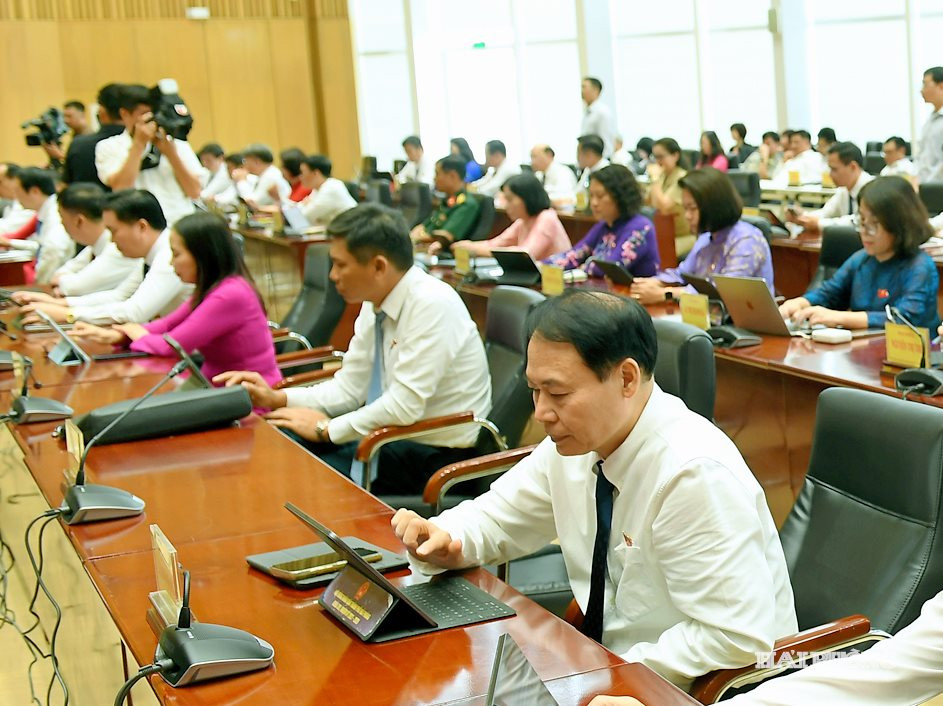 Đại biểu HĐND thành phố Hải Phòng biểu quyết thông qua nghị quyết tại kỳ họp.