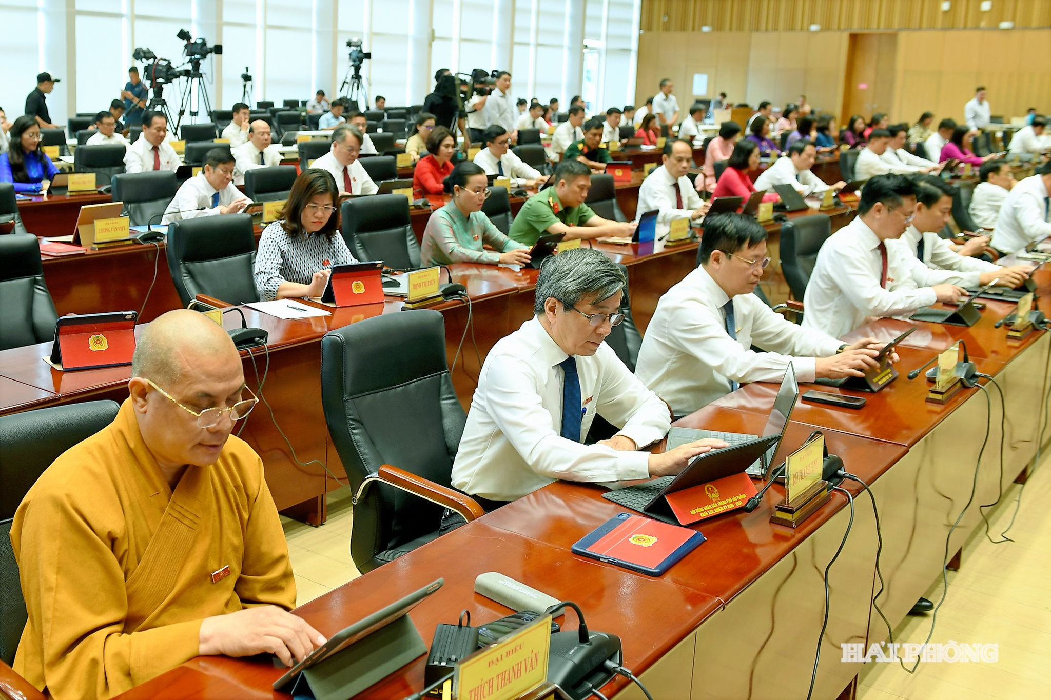 ảnh trang 2 báo in: Các đại biểu HĐND thành phố biểu quyết thông qua 24 nghị quyết tại Kỳ họp.