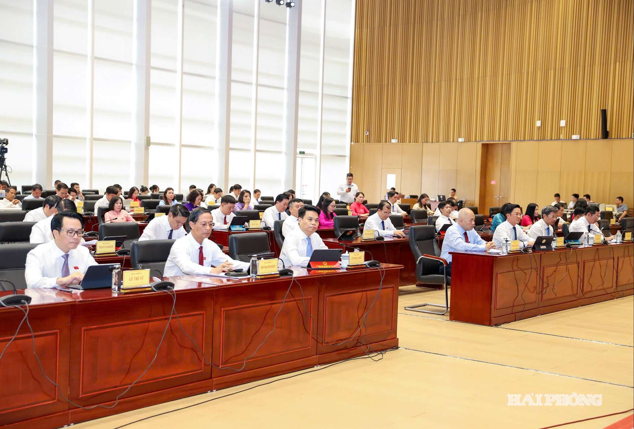 ảnh trang 1 báo in: Các đồng chí lãnh đạo thành phố và đại biểu dự phiên bế mạc Kỳ họp.