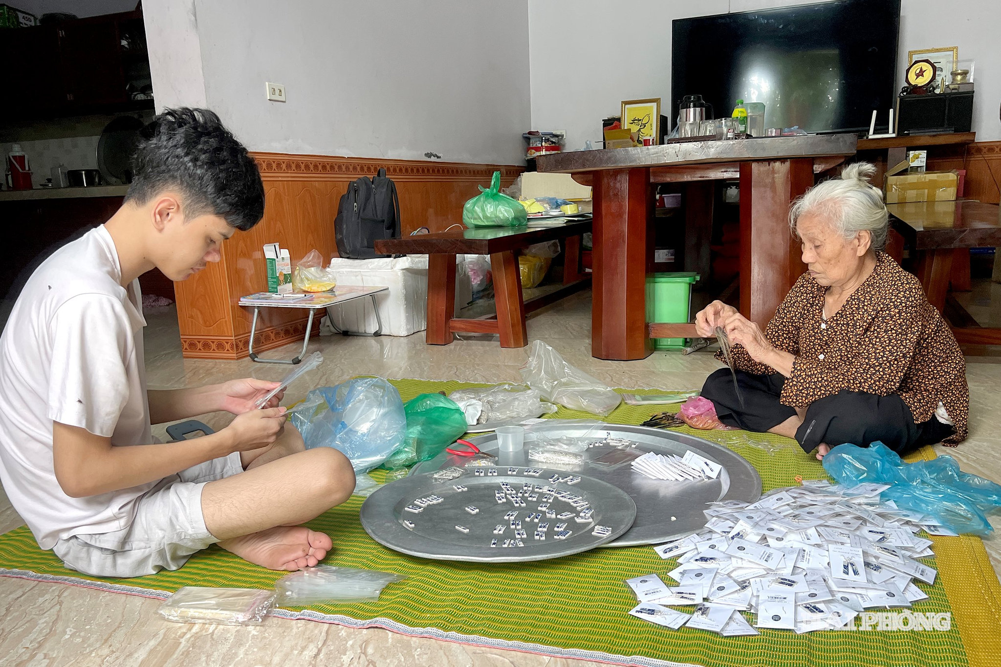 Phát huy di sản thành giá trị kinh tế đòi hỏi vai trò sáng tạo của nghệ sỹ, đồng thời chú trọng gìn giữ, truyền nghề cho thế hệ trẻ tại các làng nghề du lịch, lưu niệm. Trong ảnh: Làng nghề thủ công mỹ nghệ và thương mại Hà Đông, xã Thượng Hồng.