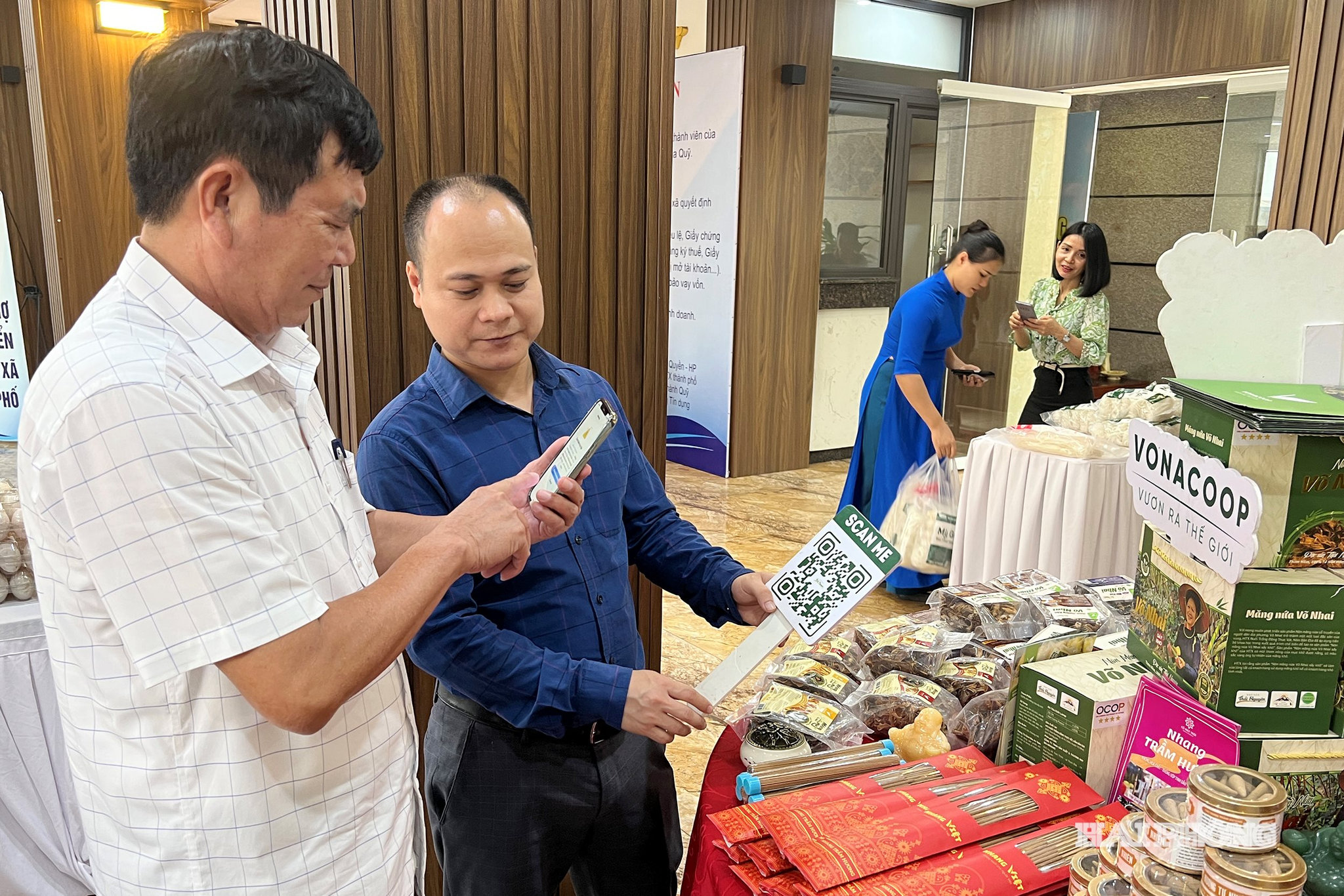 Sản phẩm văn hóa đặc trưng cần được quảng bá trên nền tảng số, tích hợp mã QR, website…, qua đó nâng tầm giá trị nghệ thuật, gia tăng hiệu quả kinh tế và sức cạnh tranh quốc tế.